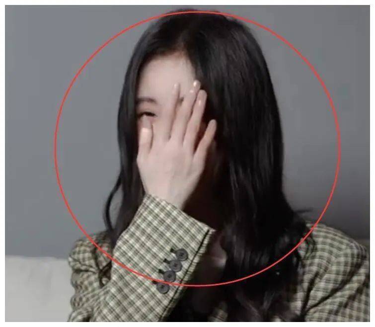 特写|原创鞠婧祎为什么大笑总是捂嘴?高清特写下大笑的她脸太可怕!