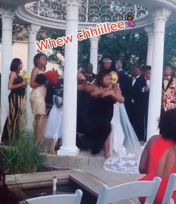 窝火!美国女子婚礼现场碰到砸场子的,对方自