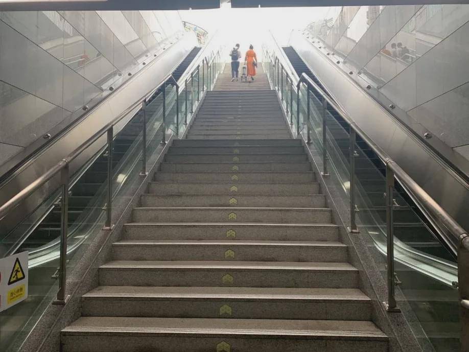 一到下雨天地铁扶梯就坏 ?深圳地铁揭开"真相"