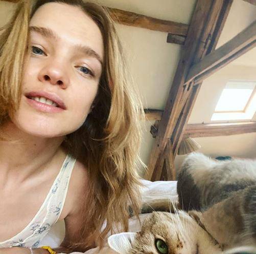 休闲|LV太子妃参观流浪犬所落泪，满脸憔悴抬头纹明显，仍坚持素颜出街