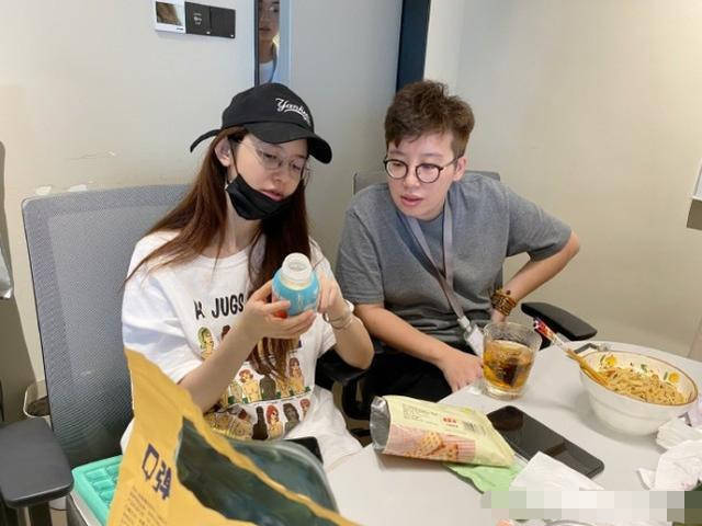 网红张大奕工作太拼导致憔悴？本尊晒保养品，