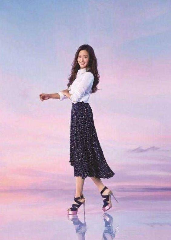 时尚|被金喜善美到了！一袭镂空礼裙穿出时尚优雅，天然脸太抗老了