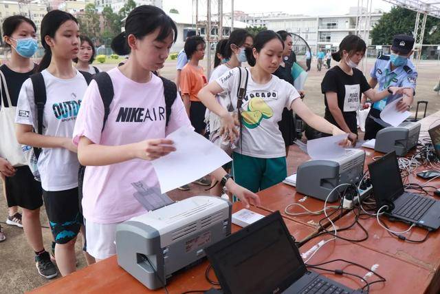 人民|面试进行时！“智慧招生”，让家长称心考生安心