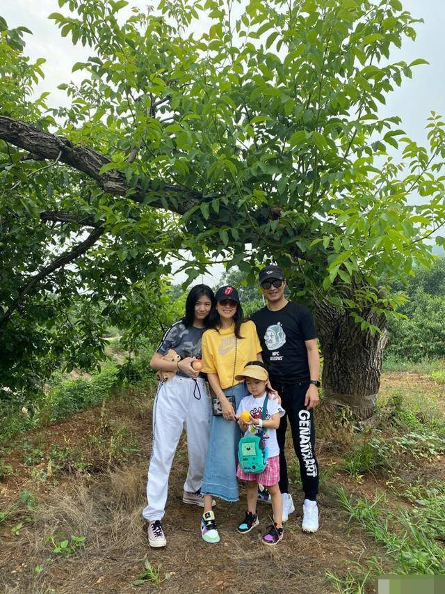 汪峰女儿小苹果近照超美，深夜赤脚坐楼顶，表