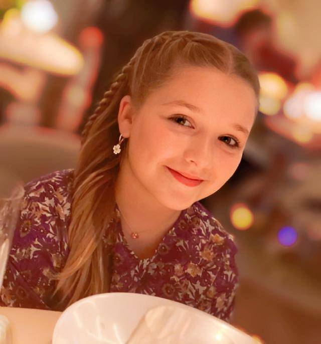 淑女|贝家小七这一季最喜欢的小裙子，特别淑女，背挺得好直腿好细！