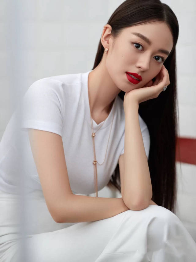 珠光宝气|吉娜晒照打扮珠光宝气似贵妇，却因浓妆翻车，野生眉小肉肚遭吐槽