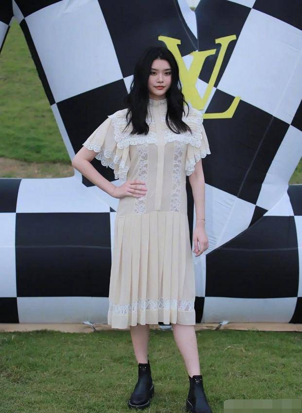 奚梦瑶|LV大秀：虞书欣腿粗万茜毫无星味，奚梦瑶发福成大妈，热巴美到炸