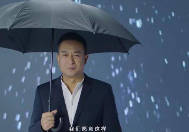 张嘉译竟变这样了!头发胡子近全白!与身旁空姐对比明显