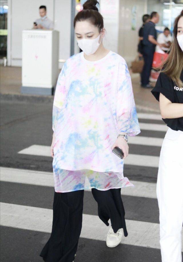后首|阿娇离婚后首度现身机场，穿大码T恤身材圆润，大肚腩太抢眼
