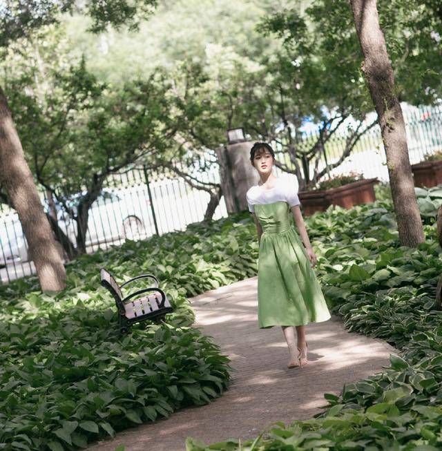 透视|邓恩熙真只有15岁？穿透视纱花朵裙出镜，走轻熟风清纯又撩人