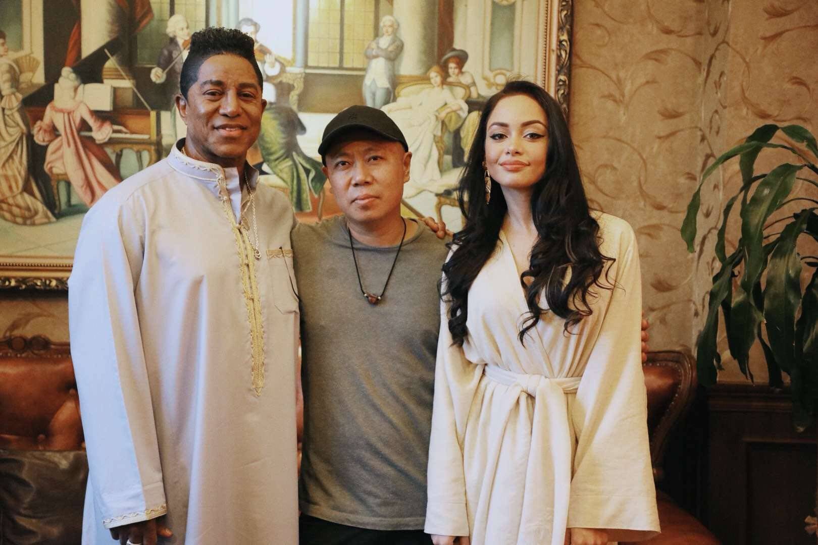 音乐界|杰梅恩杰克逊隔空祝福歌曲《小草坝》廖仕伟携民族音乐登上国际舞台