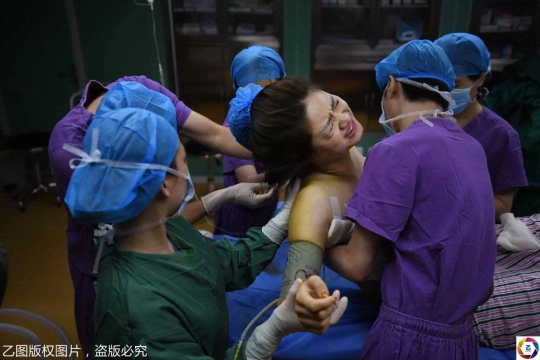 见闻记录|女大学毕业生隆胸，不告诉家人让闺蜜陪，术后意外夺胸模大赛冠军