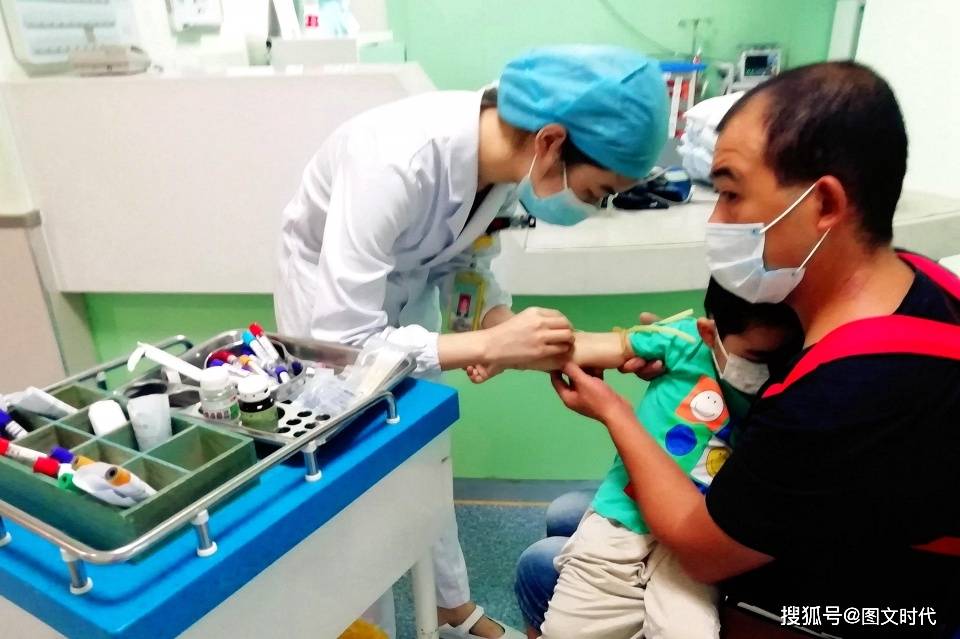 男童|病危通知下达12次，迷糊中哭喊：怕，妈妈抱2岁男童发烧120多天