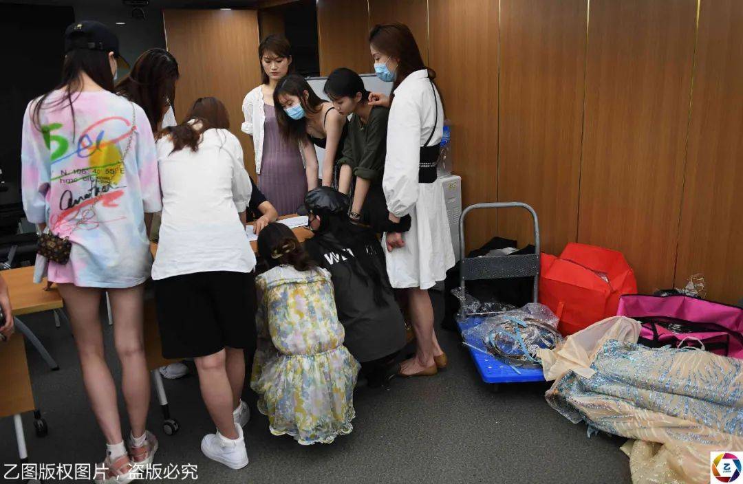 见闻记录|女大学毕业生隆胸，不告诉家人让闺蜜陪，术后意外夺胸模大赛冠军