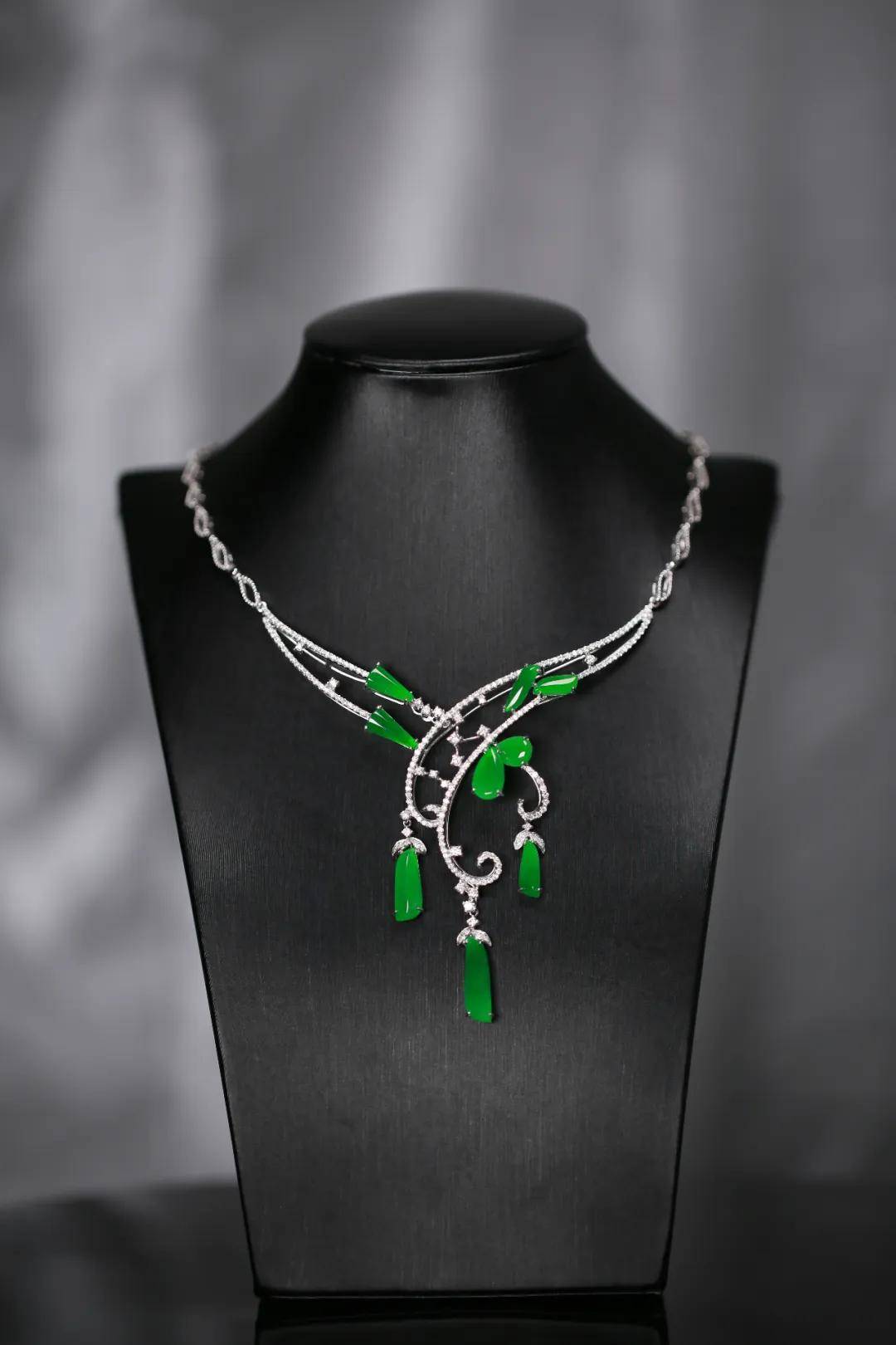 翡翠|裸石 or 镶嵌谁才是你的最爱？别着急，看完再下结论~