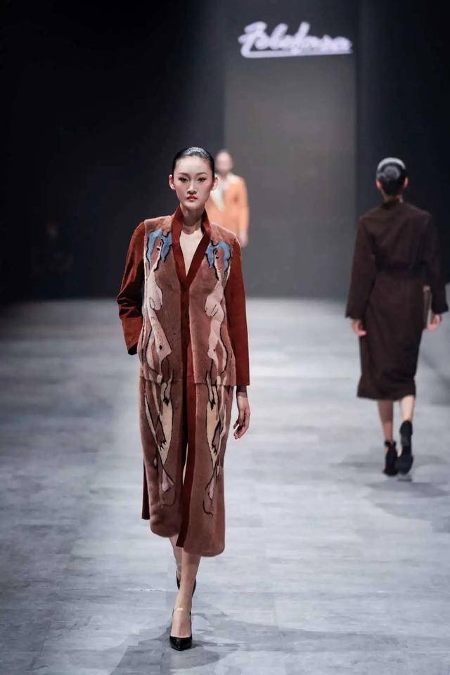 趋势|今年秋冬穿啥最时髦？中国国际皮革裘皮时装流行趋势发布秀告诉你