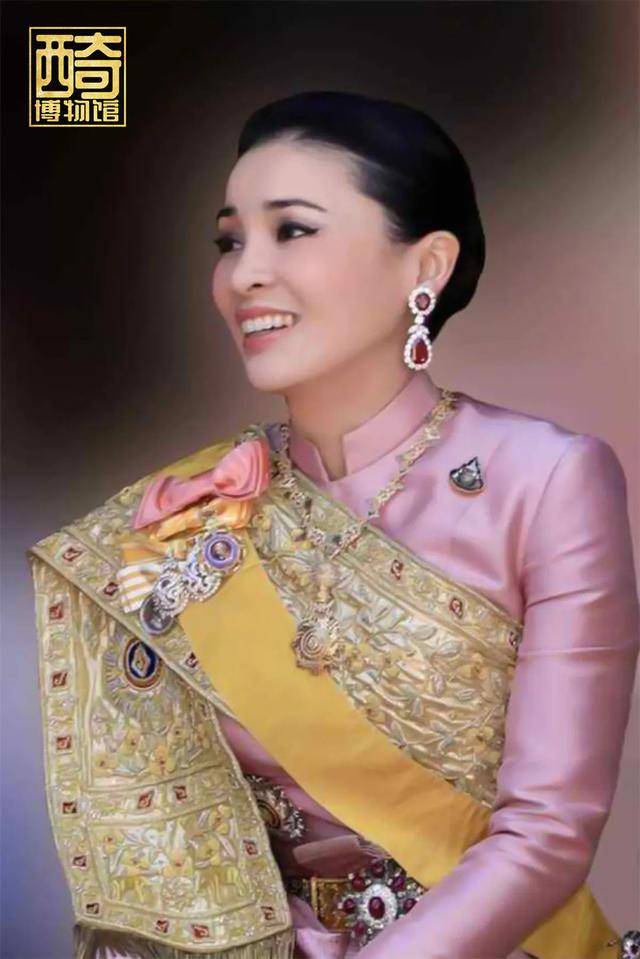 度假|泰王自己带20嫔妃海外度假，却要民众穿1个月蓝衣讨好母亲诗丽吉