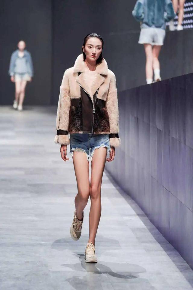 趋势|今年秋冬穿啥最时髦？中国国际皮革裘皮时装流行趋势发布秀告诉你