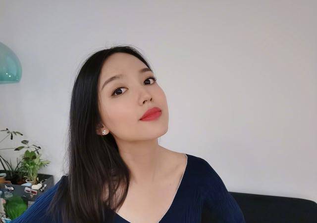 脸部|36岁世界小姐张梓琳久违晒照，脸部现婴儿肥，皮肤嫩过4岁女儿