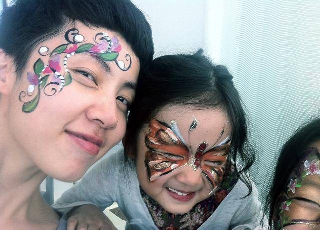 多多|多多为妹妹化妆成小猎豹，妹妹躺在姐姐怀里，画面温馨有爱