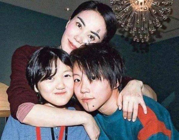 同是本根生,为何王菲硬要争回窦靖童,却淡然"扔下"李嫣呢?