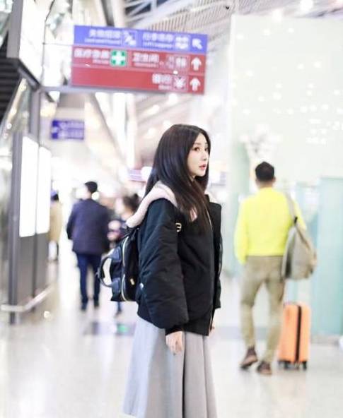 服装|38岁柳岩走机场,一改往日迷人形象,穿连衣裙搭羽绒服居家感十足