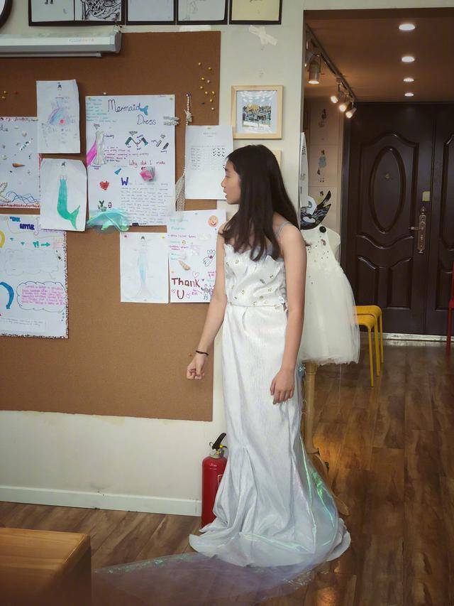 多多|多多为妹妹化妆成小猎豹，妹妹躺在姐姐怀里，画面温馨有爱