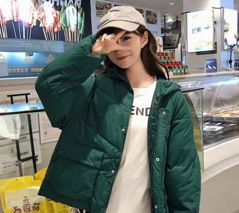 服装|38岁柳岩走机场,一改往日迷人形象,穿连衣裙搭羽绒服居家感十足