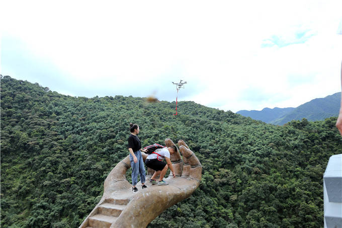 广东游客玩创意求婚无人机吊戒指结果戒指掉悬崖,景区