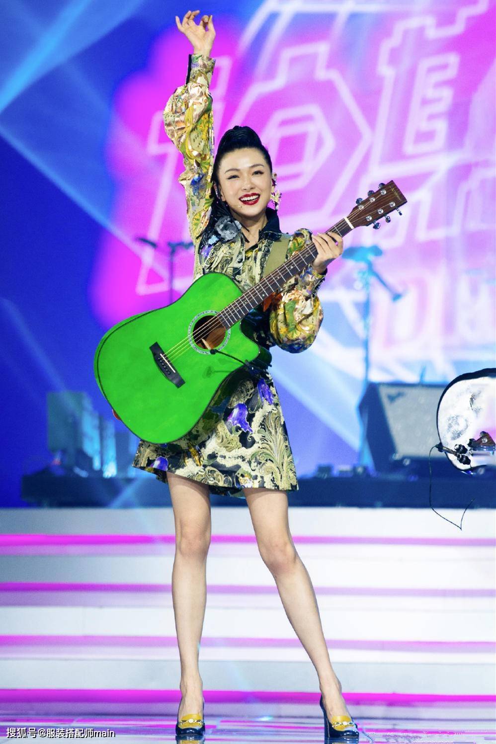 筷子|38岁万茜接长发扎脏辫，穿碎花裙筷子腿抢镜，比短发还要飒爽霸气