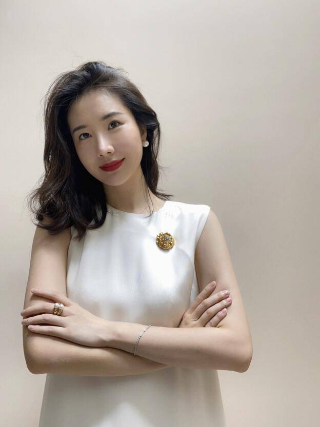 花花|总裁夫人一袭白裙优雅亮相，被赞穿衣高级，张大奕晒照不敢露正脸