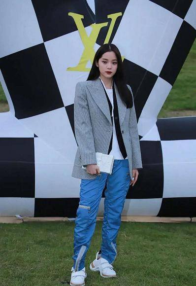 奚梦瑶|LV秀成村口晚会！虞书欣穿红裙小粗腿吸睛，奚梦瑶宫廷裙slay全场