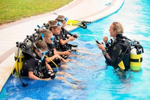 全国青少年潜水夏令营 主办单位:中国滑水潜水摩托艇运动联合会 承办