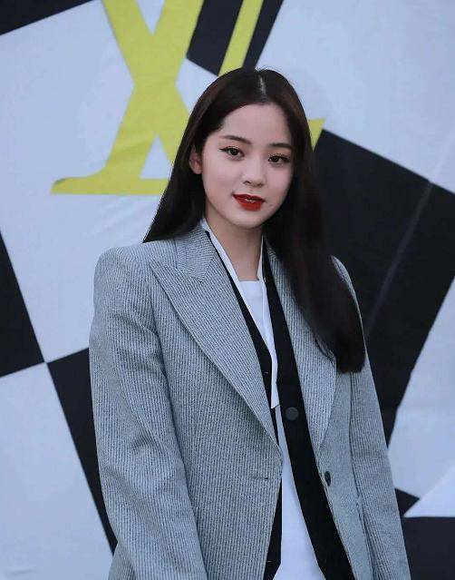 奚梦瑶|LV秀成村口晚会！虞书欣穿红裙小粗腿吸睛，奚梦瑶宫廷裙slay全场