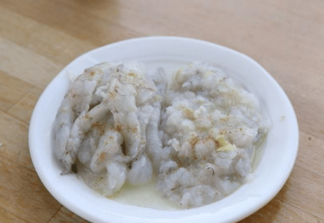 如何处理虾饺跟前的虾线 c8047ea25e3046ad8d7f97054b9a9f70.png