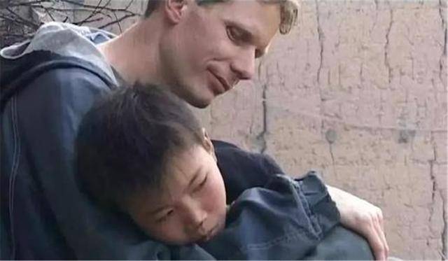 原创娃在幼儿园被欺负，高情商宝爸的举动获网友点赞：说话技巧满分