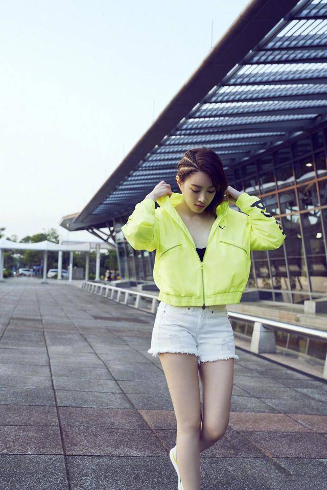 短裤|徐怀钰一点也看不出42岁，穿荧光色短外套配短裤，编发短发太时髦