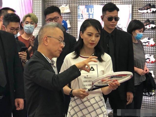 40岁高圆圆出席活动,造型青春洋溢,但法令纹抢