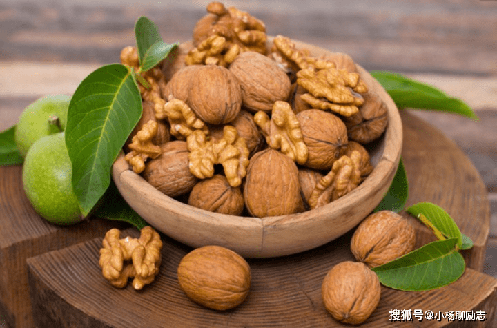3、核桃因为核桃中含有的多种营养成分都是人体所需的，因此经常食用核桃
