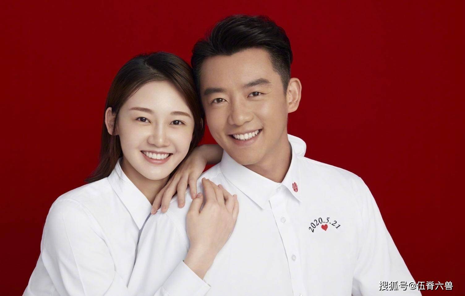 郑恺苗苗身着情侣装逛街,十指紧扣尽显甜蜜,