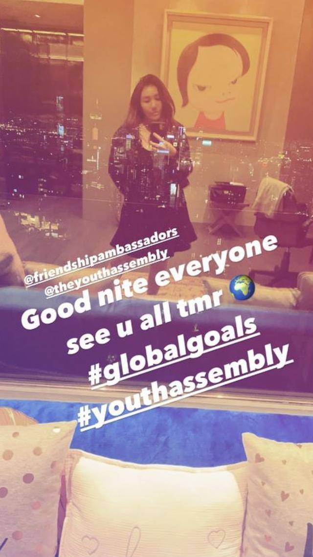 身后|赌王29岁千金何超盈居家复工，大方公开瘦身照，身后千万名画抢镜