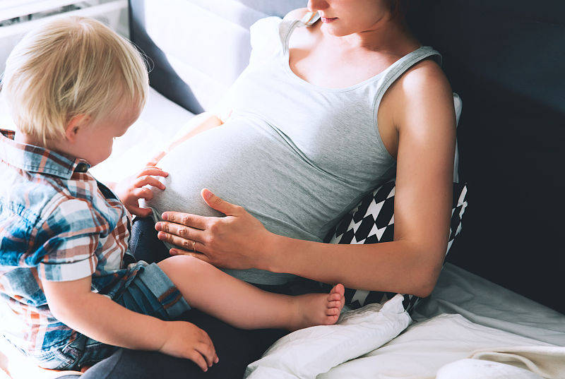 肚子|让胎宝宝更安全孕晚期孕妇洗澡怎么办？这样做能避免抻到肚子