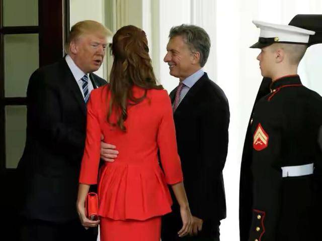 朱莉安娜|阿根廷总统夫人红裙太惊艳！特朗普搂腰拥抱，总统拦不住面露尴尬