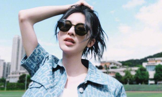 黑色|张俪好酷，牛仔短袖外套配黑色紧身裤+马丁靴，简洁帅气很有型