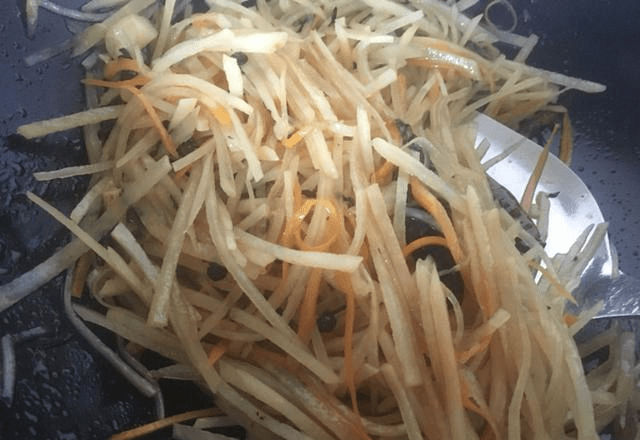 土豆丝怎么切得漂亮 703e724719644e79b9026b54fe5386cf.png
