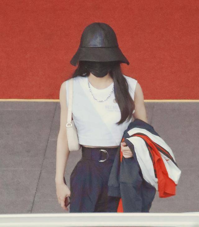 工装裤|赵丽颖现身机场，穿背心工装裤小蛮腰微露，配皮靴时髦又拉风