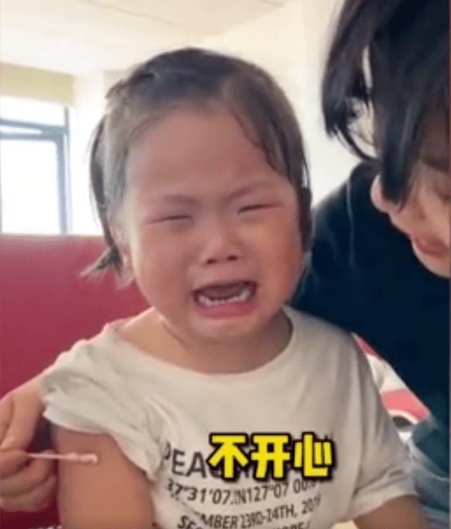 网友|打针后嚎啕大哭，笑翻网友：童年完整了萌娃打针前手舞足蹈