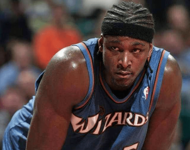 詹姆斯是高中生进nba，詹姆斯是高中生进入NBA的吗