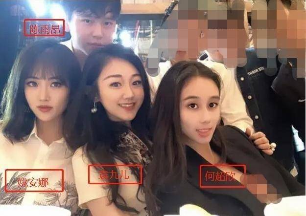 赌王离世后小女儿首现身，与陈凯歌大儿子等人