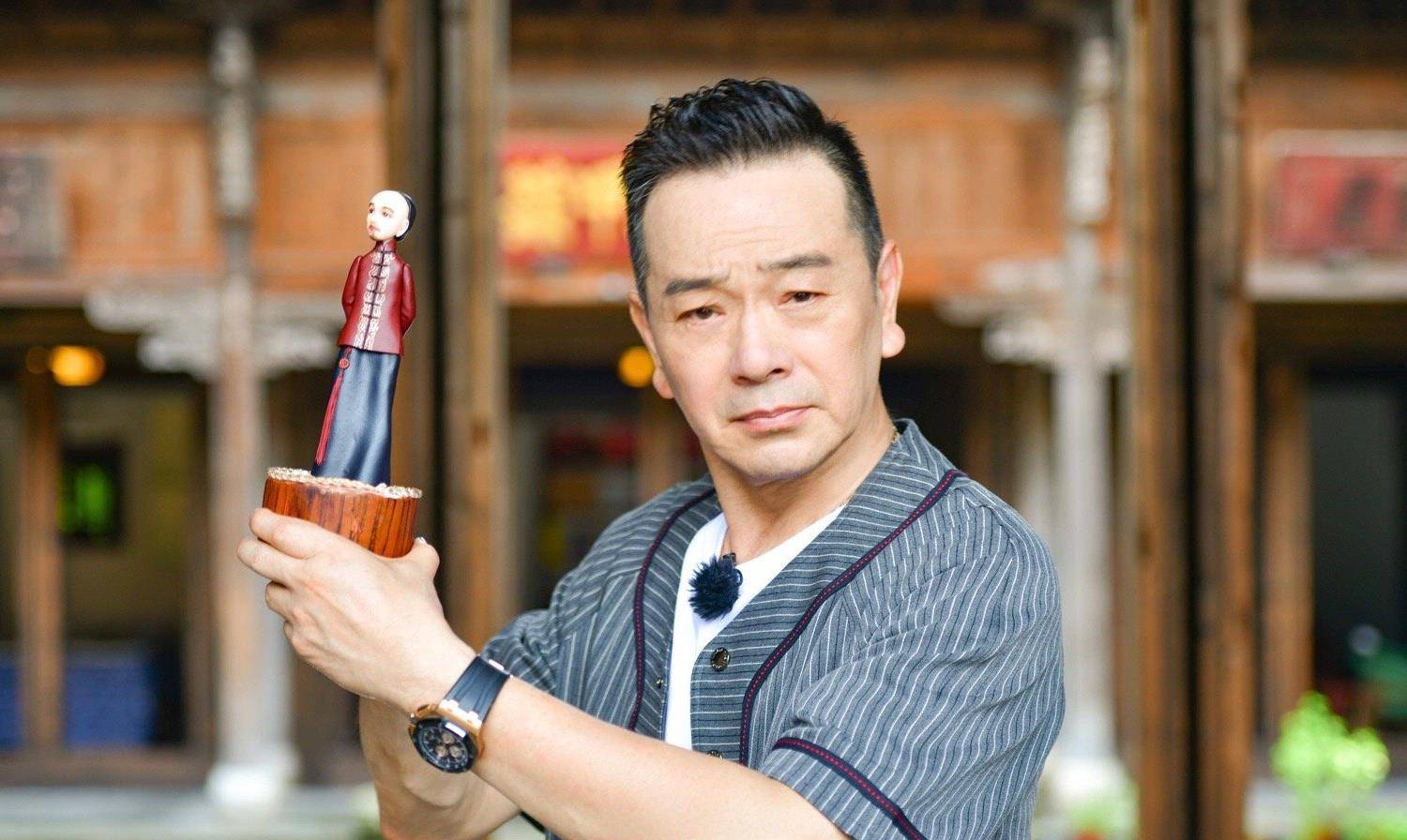 原创老戏骨张晨光浪漫无比,为追求爱妻连送4年玫瑰,后喜抱美人归